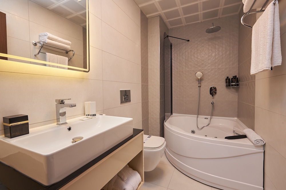 Deluxe Room, Jetted Tub - Photo 2