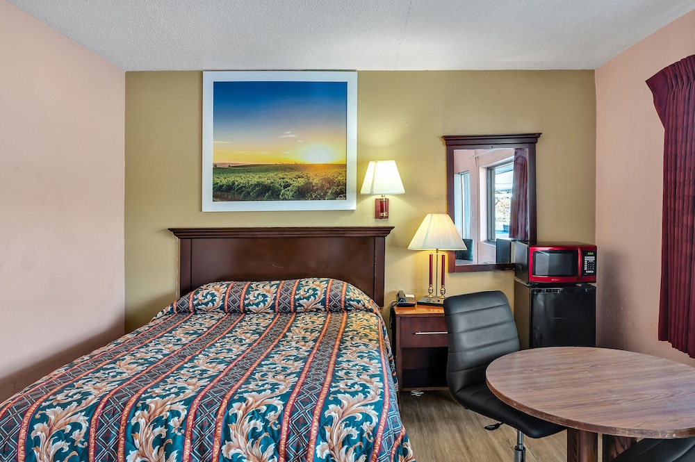 Basic Double Room Single Use, 1 Queen Bed photo 3