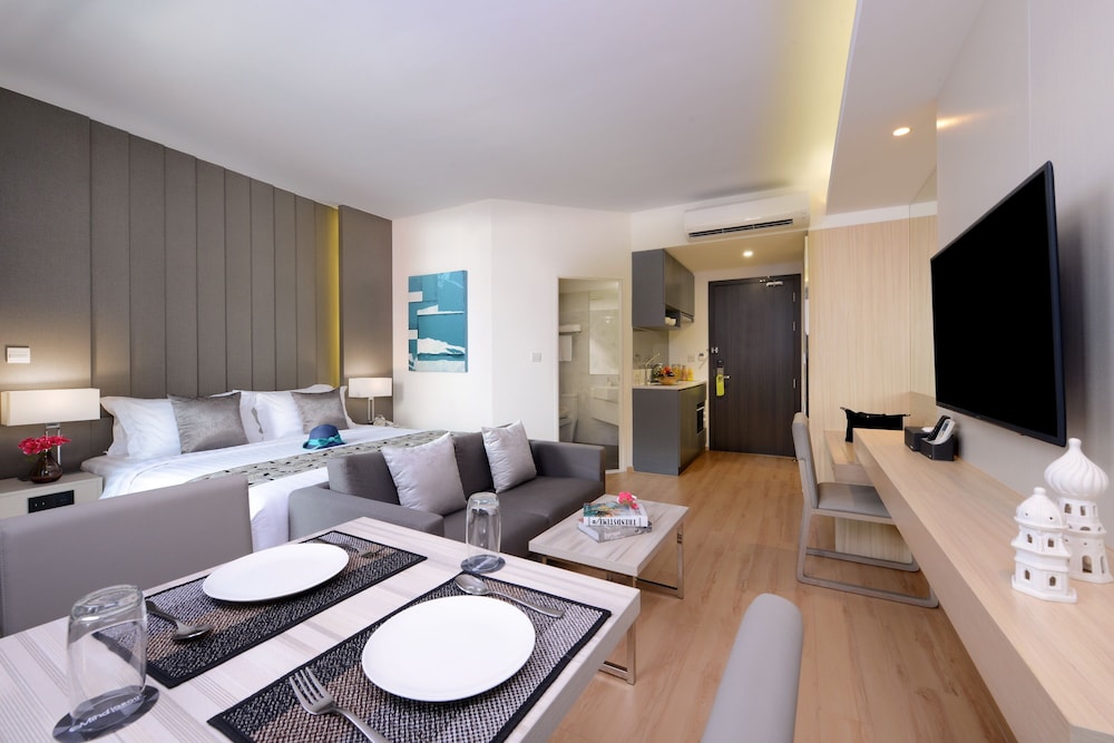 Deluxe Room, City View - Photo 7