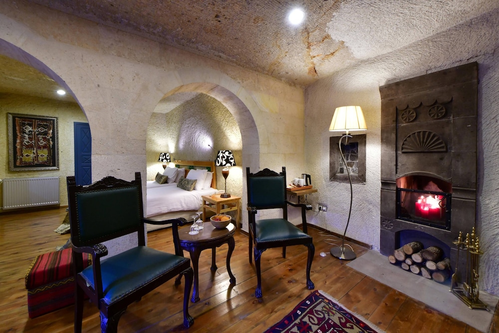 Superior Suite (Cave) - Photo 4