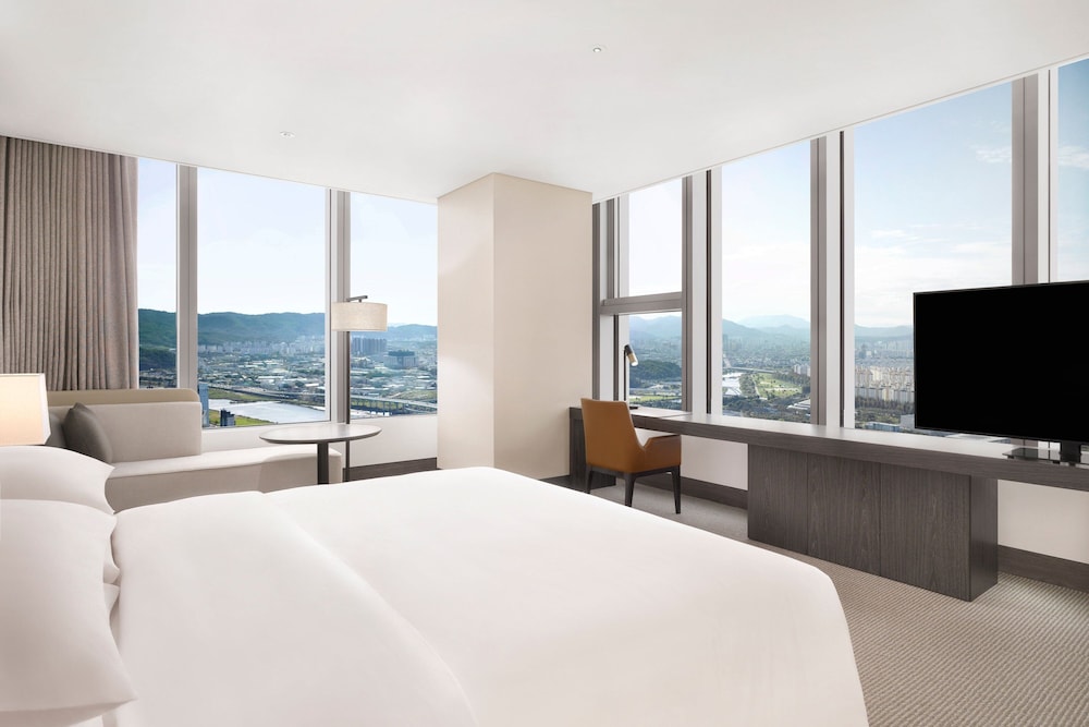 Premier Room, 1 King Bed, Corner