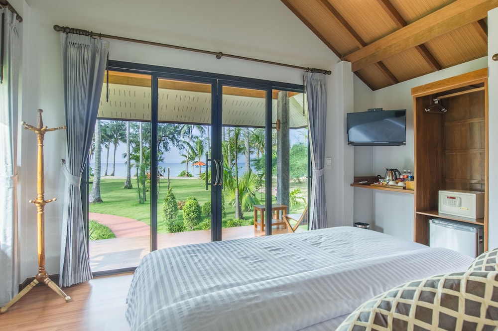 Beachfront Cottage photo 2