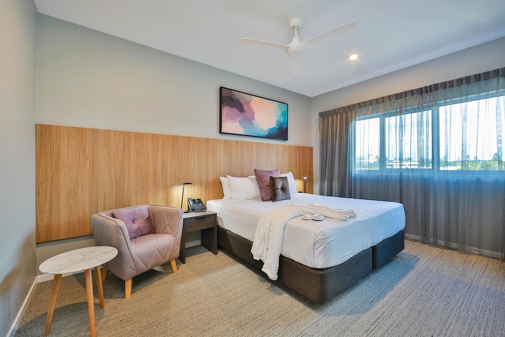 Deluxe Room, 1 King Bed, Non Smoking photo 2
