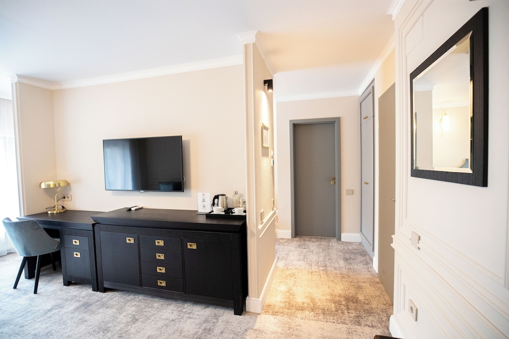 Premium Suite, 1 King Bed with Sofa bed photo 2