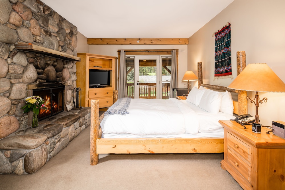 Deluxe Room, 2 Queen Beds (Pondside)