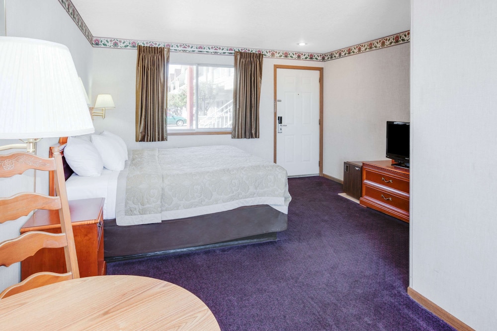 Deluxe Room, 1 King Bed, Hot Tub, Balcony, Lake View photo 1