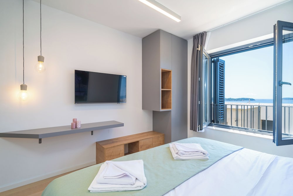 Deluxe Apartment, 3 Bedrooms, Sea View photo 3