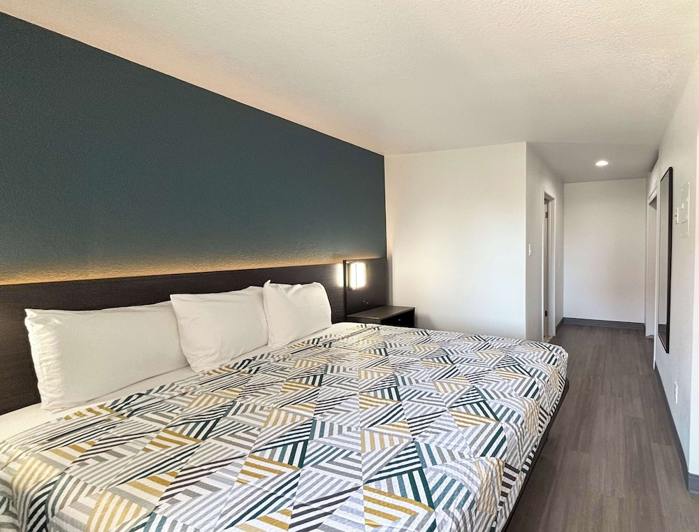 Standard Room, 1 King Bed, Non Smoking, Kitchenette