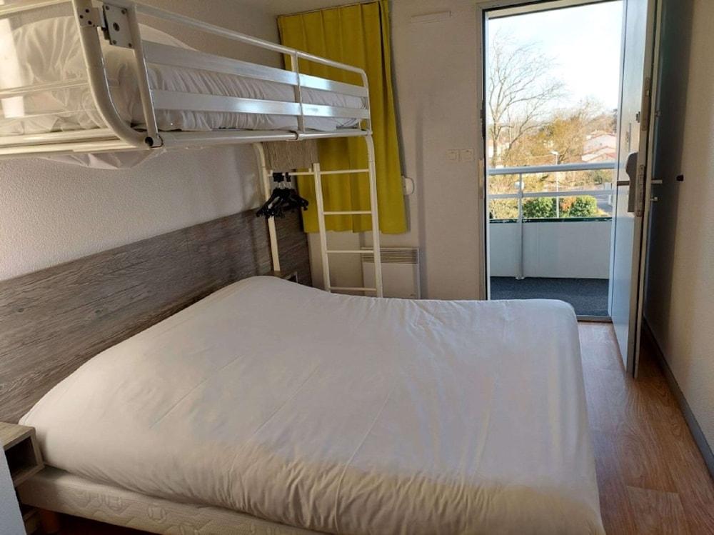 Standard Room, Multiple Beds - Photo 1