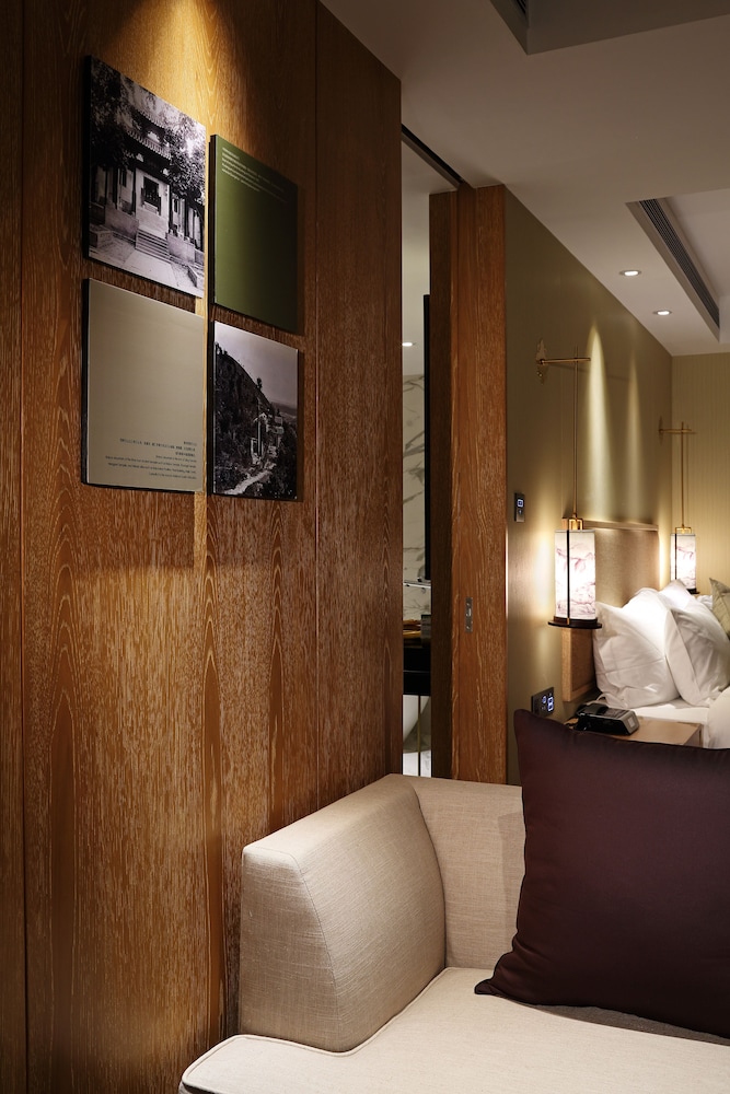 Deluxe King Suite Room