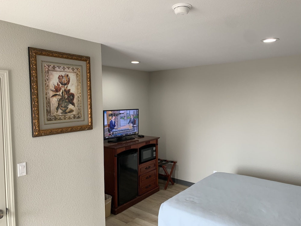 Standard Room, 1 Queen Bed - Photo 5