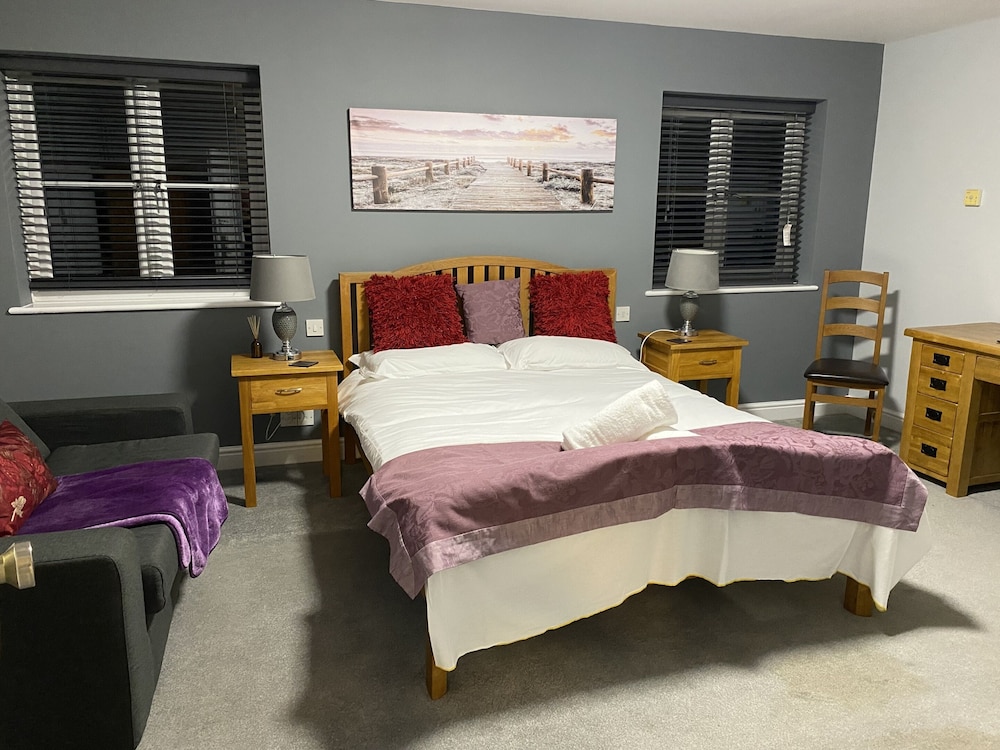 Deluxe Double Room, Ensuite - Photo 6