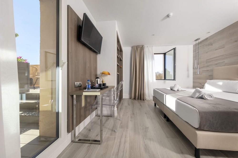 Superior Room, 1 Queen Bed, Terrace, City View photo 2