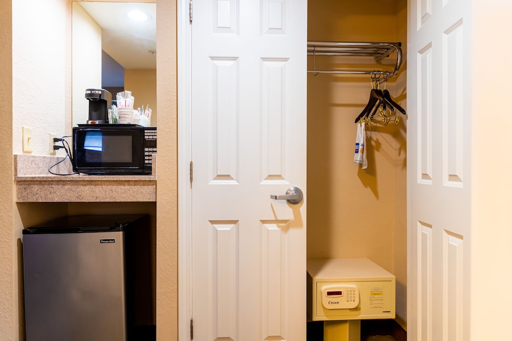 Standard Room, 2 Queen Beds, Non Smoking, Refrigerator & Microwave - Photo 3