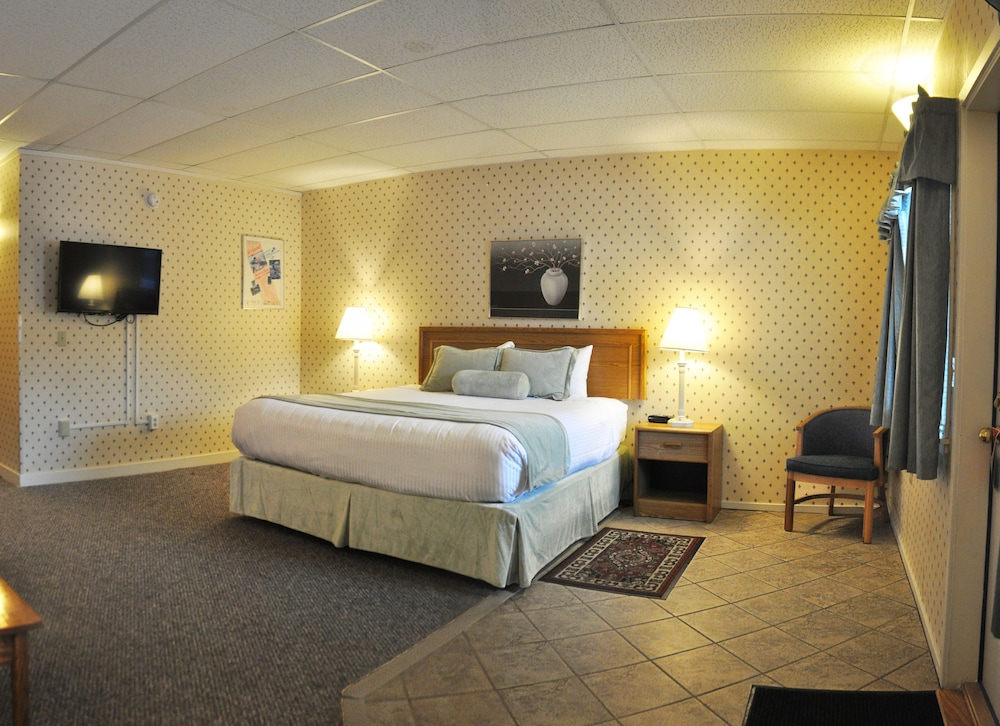 Motel Room, 1 King Bed And Queen Sleep Sofa photo 1