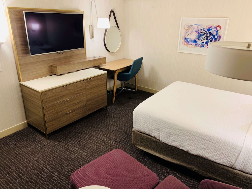 Deluxe Room, 2 Queen Beds (Deluxe - Two Queens) - Photo 3