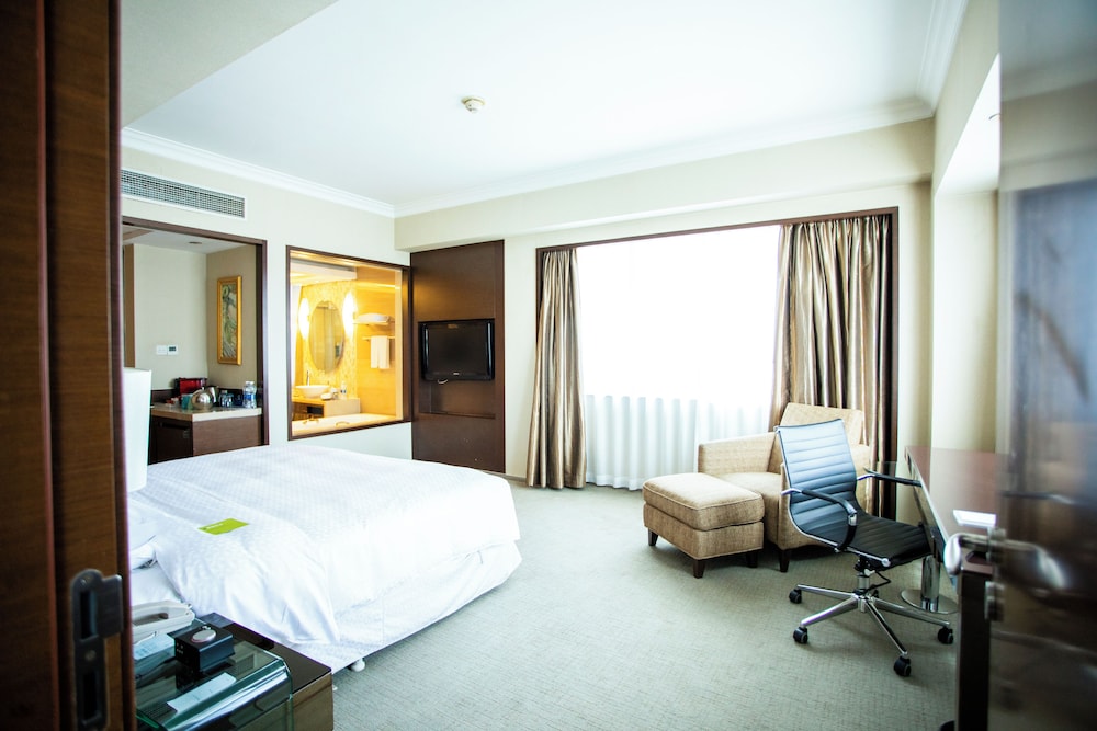 Business Suite, 1 Bedroom, City View - Photo 1