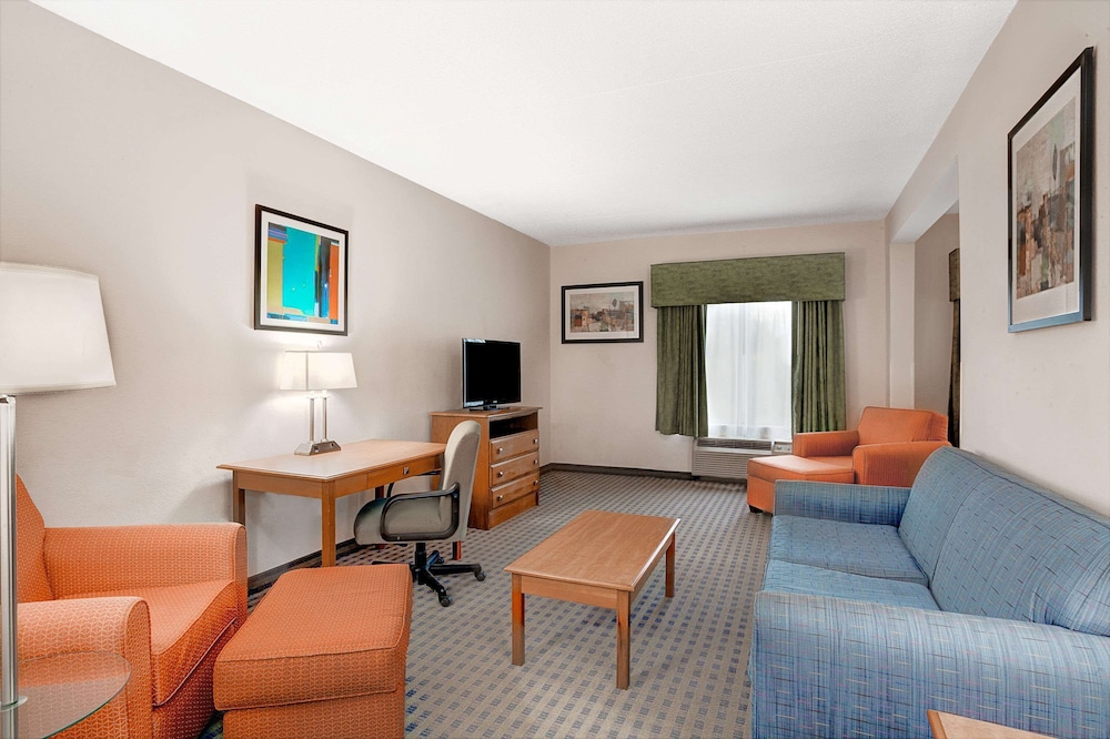 Deluxe Studio Suite, 1 King Bed, Non Smoking - Photo 1