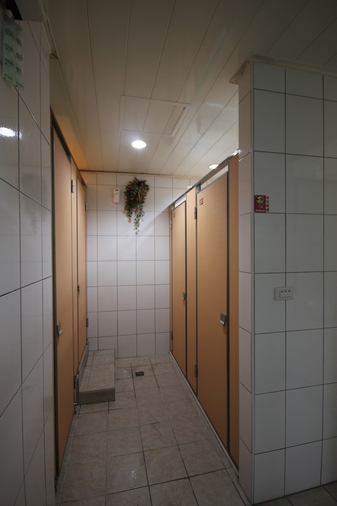 Basic Double Room, Shared Bathroom photo 3