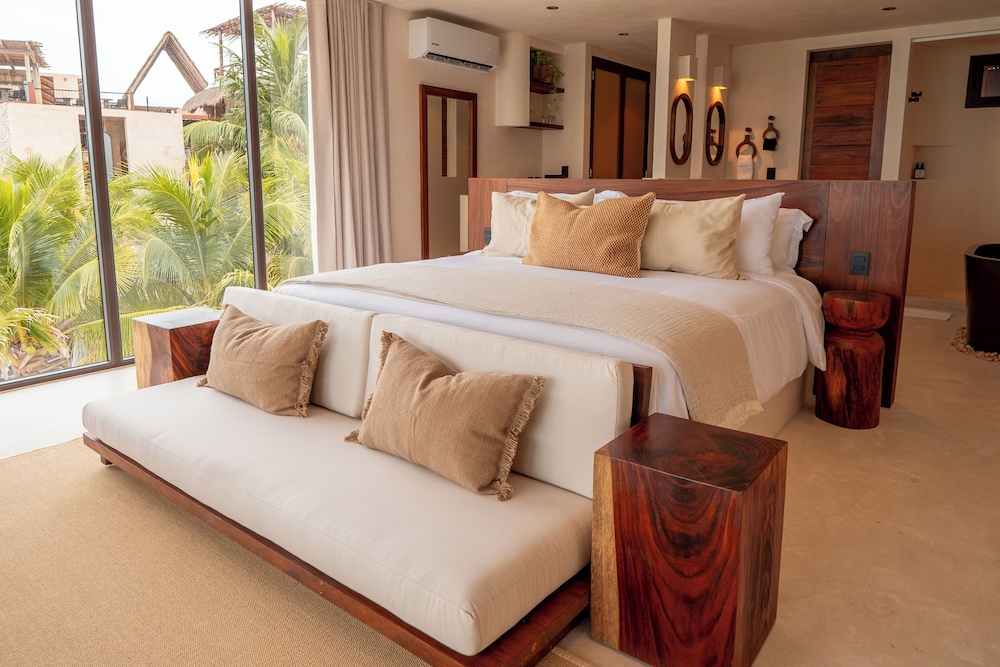 Deluxe Studio Suite, 1 King Bed, Sea View