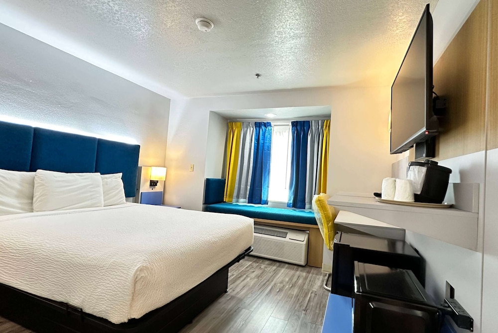 Standard Room, 1 Queen Bed - Photo 11