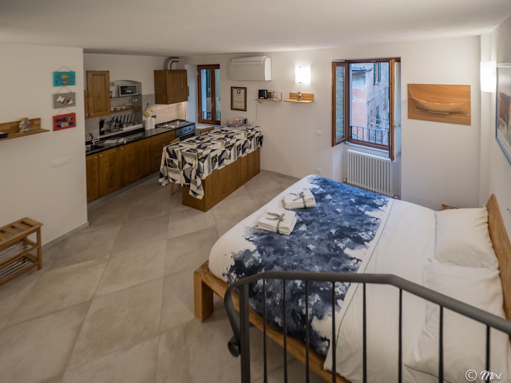 Deluxe Studio, 1 Queen Bed, Kitchenette (1) photo 2