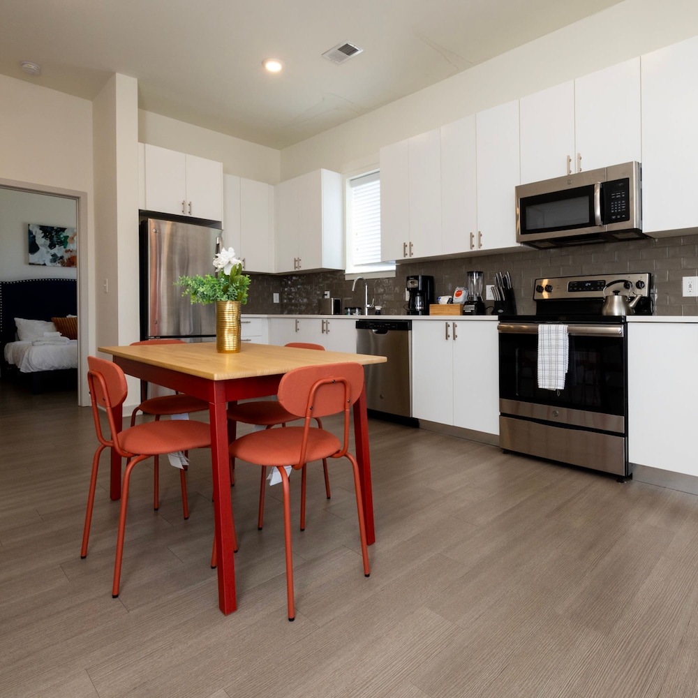 Modern Nulu 2BR Cozysuites 04, Billede 13