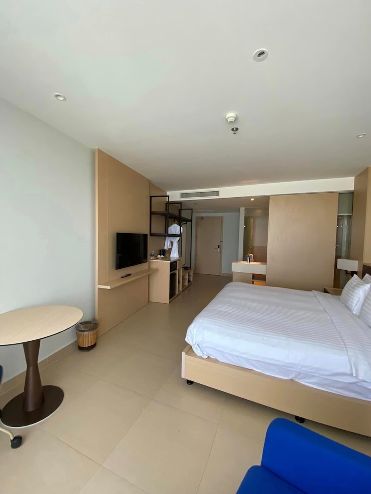 Junior Studio, 1 Queen Bed, Balcony, Sea View photo 3