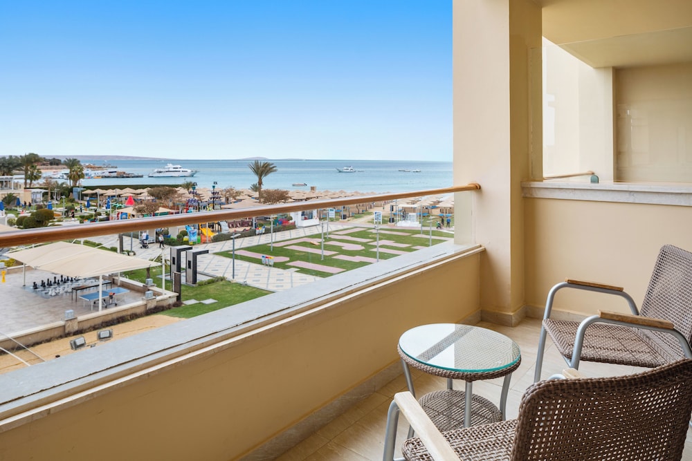 Junior Suite with Pool View thumbnail 5