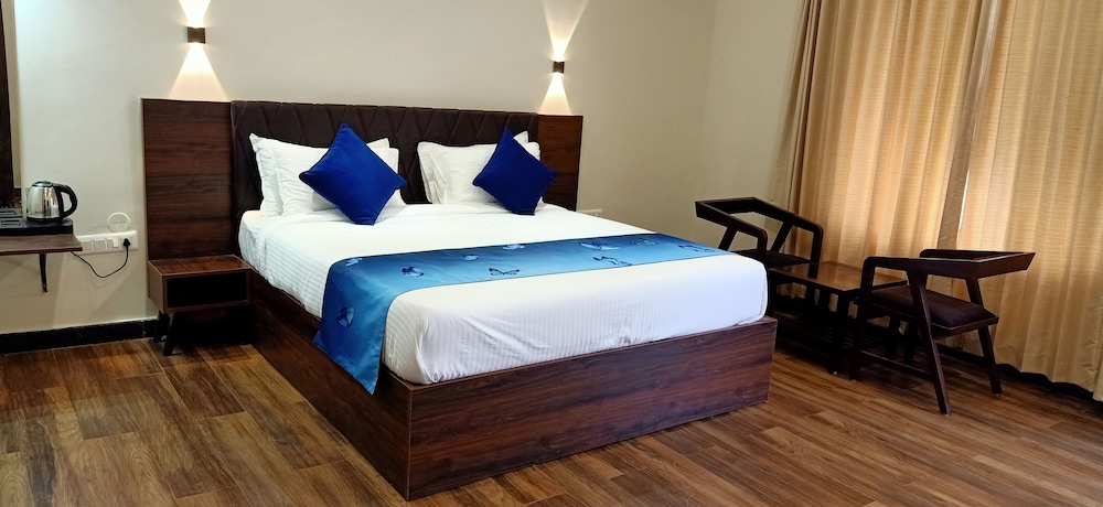Premier Room with Sit out - Photo 9
