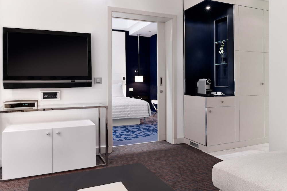 Junior Suite, 1 King Bed - Photo 2
