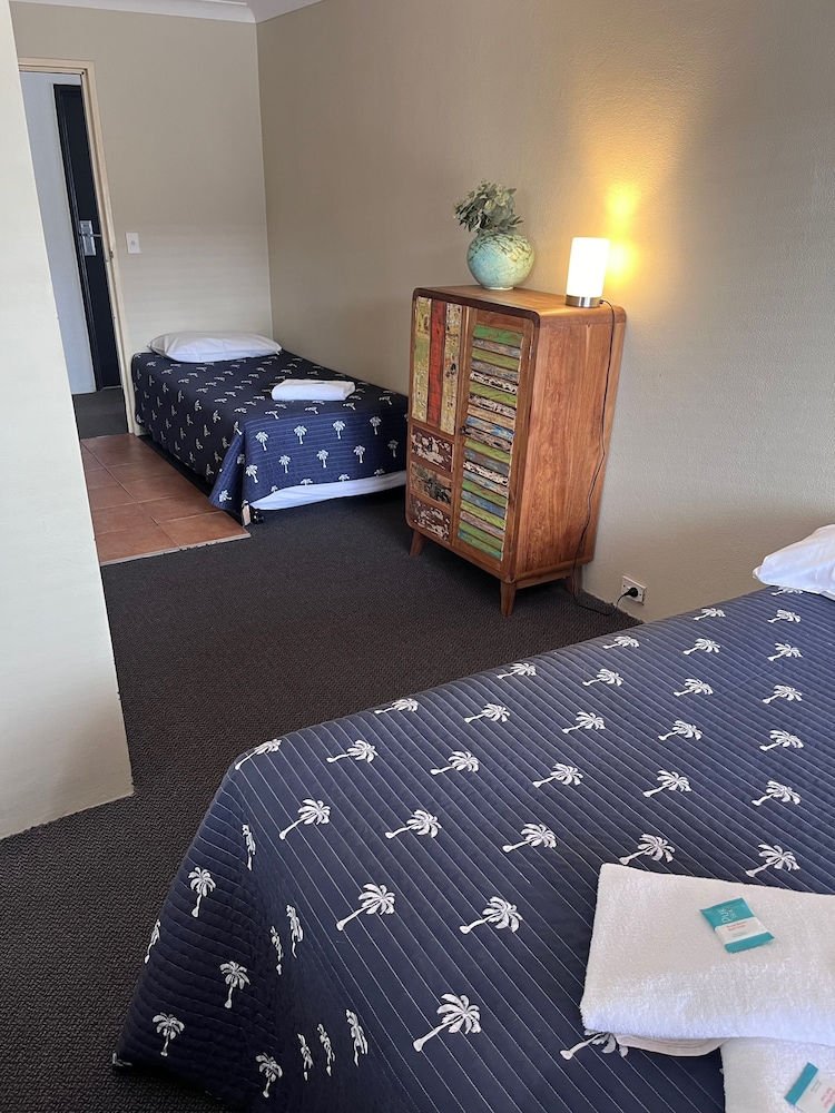 Room (1 Double & 3 Single Beds) photo 3
