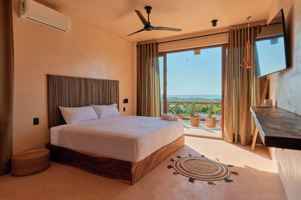 Suite, 1 King Bed, Balcony, Sea View photo 1