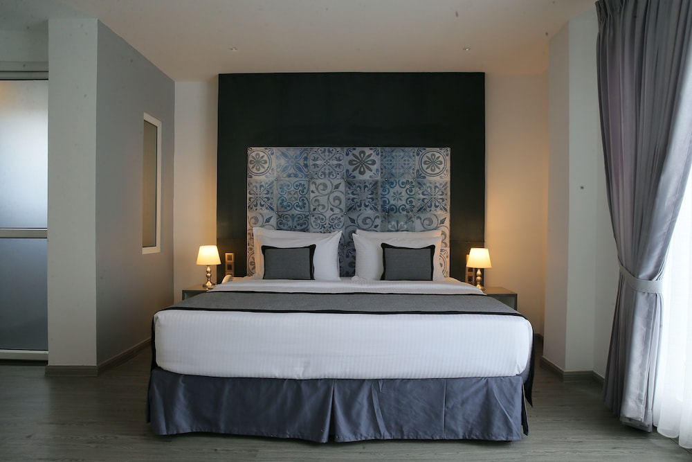 Deluxe Room, Pool View