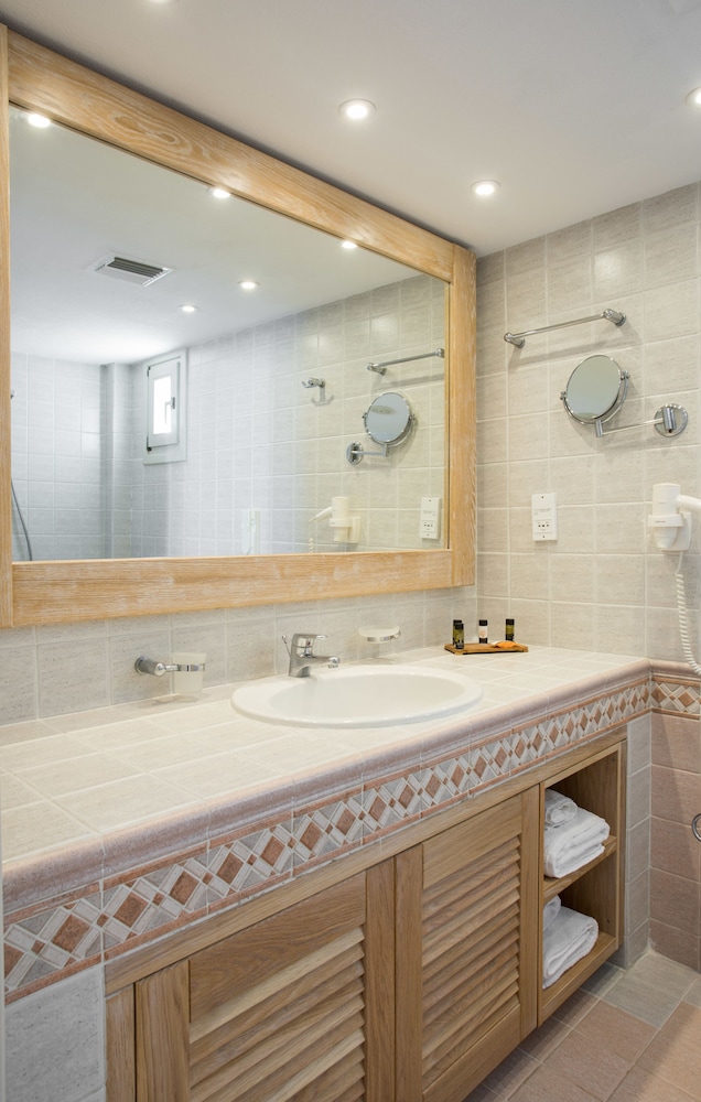 Superior Double or Twin Room (Street View) - Photo 2