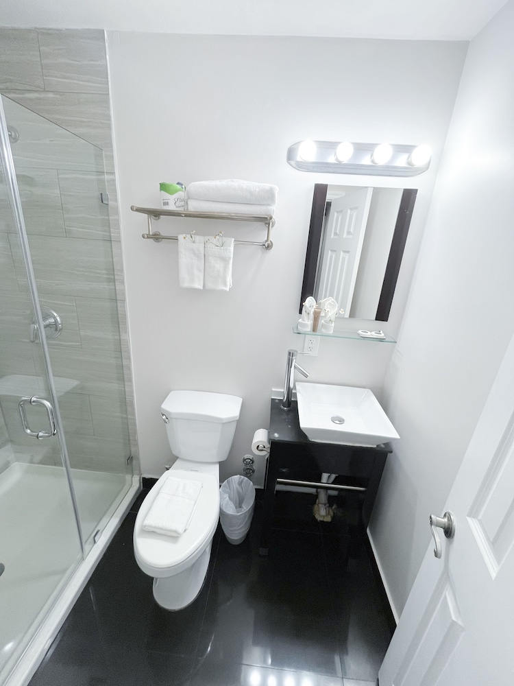 Standard Room, 2 Double Beds - Photo 10