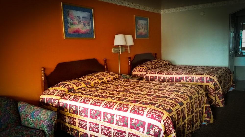 Standard Room, 2 Queen Beds, Smoking photo 1