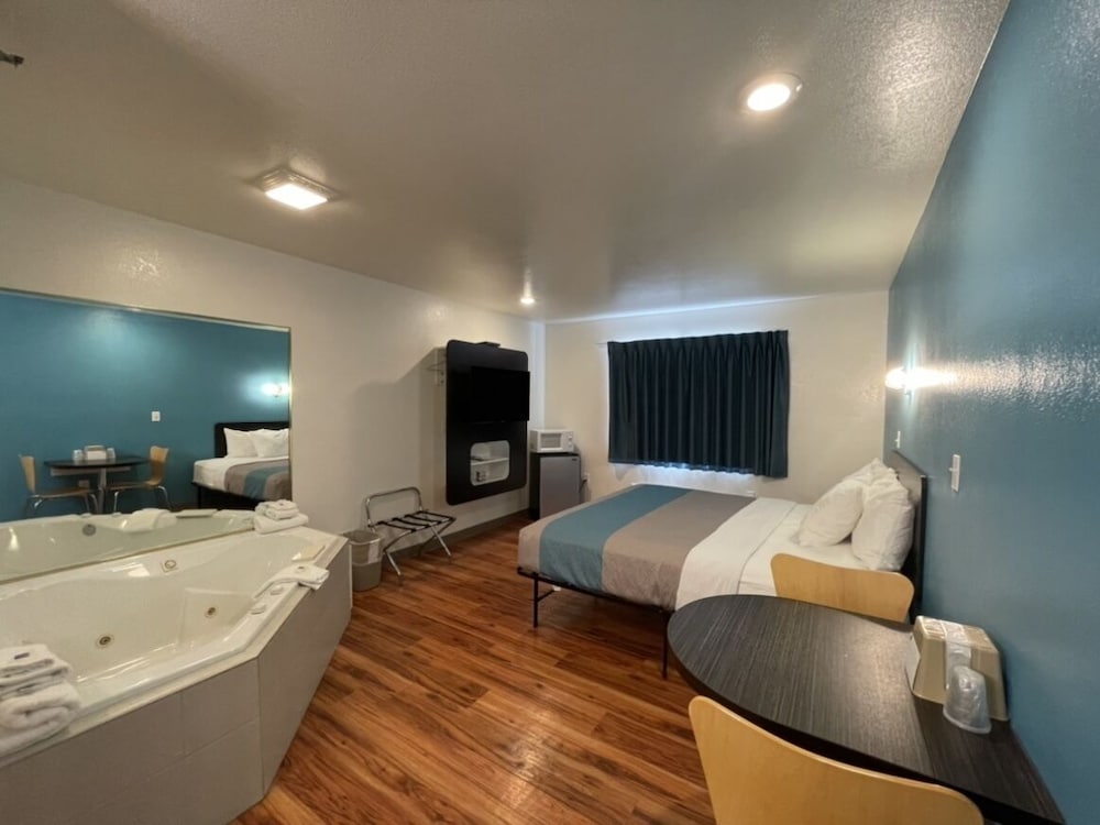Superior Room, 1 King Bed, Non Smoking, Hot Tub photo 1