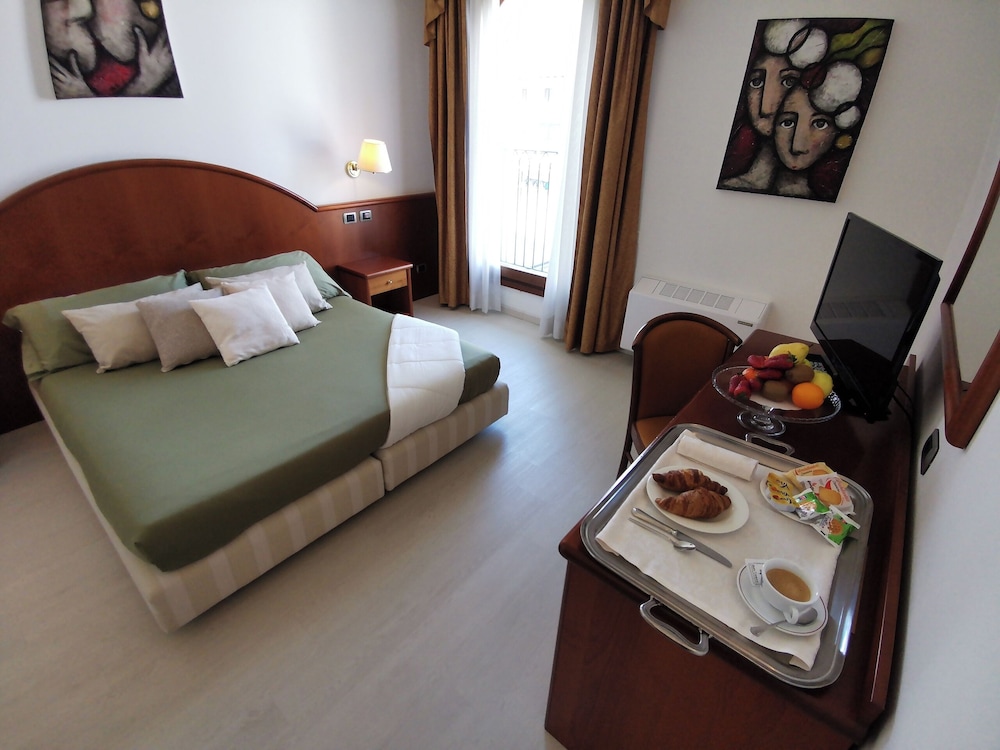 Family Room, 2 Bedrooms