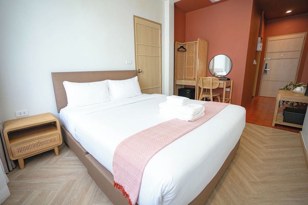 Deluxe Room, 1 Queen Bed, Non Smoking photo 1