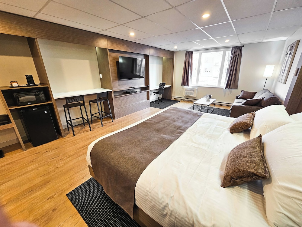 Deluxe Studio, 1 King Bed with Sofa bed, Pets Not Allowed - Photo 2