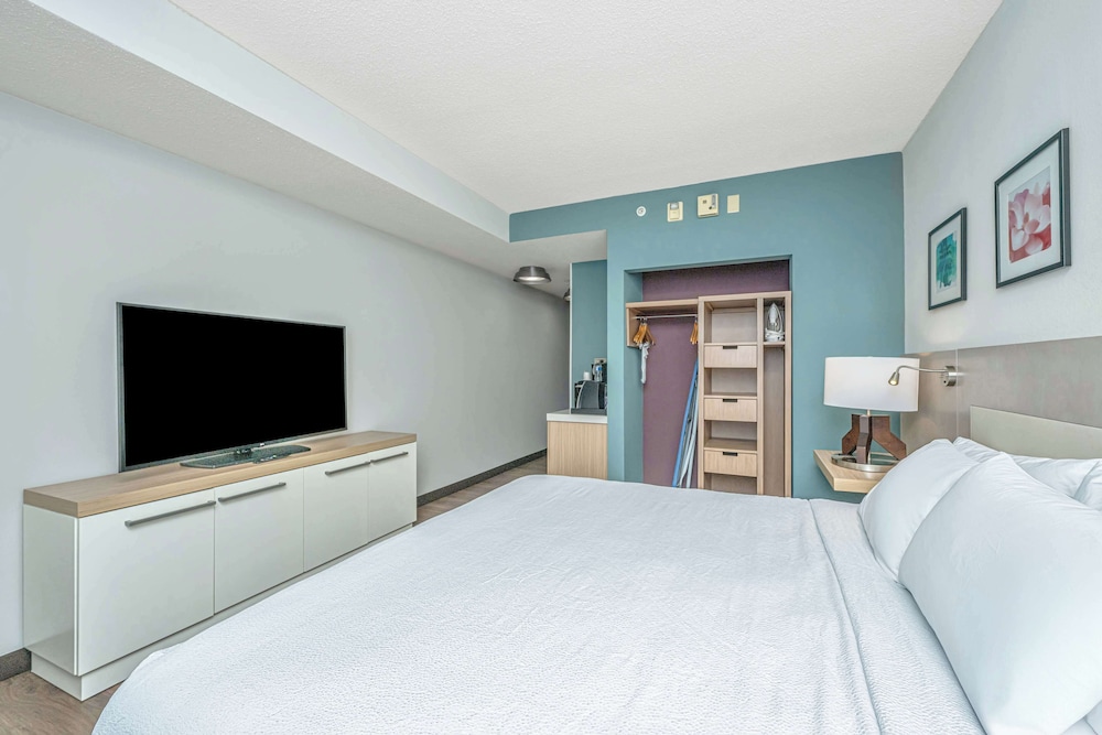 Suite, 1 King Bed, Accessible, Bathtub (Mobility & Hearing)