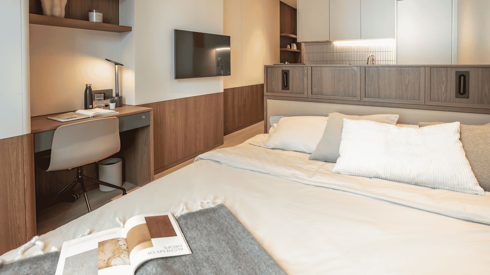 Premium Studio Suite, 1 Queen Bed, Non Smoking, Kitchenette