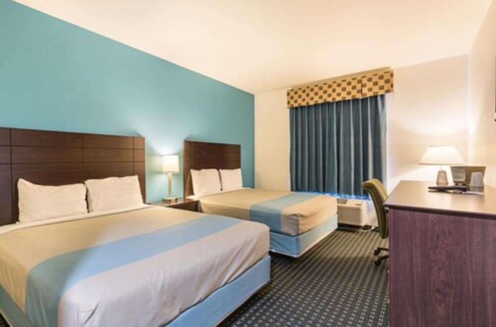 Standard Room, 2 Queen Beds - Photo 3
