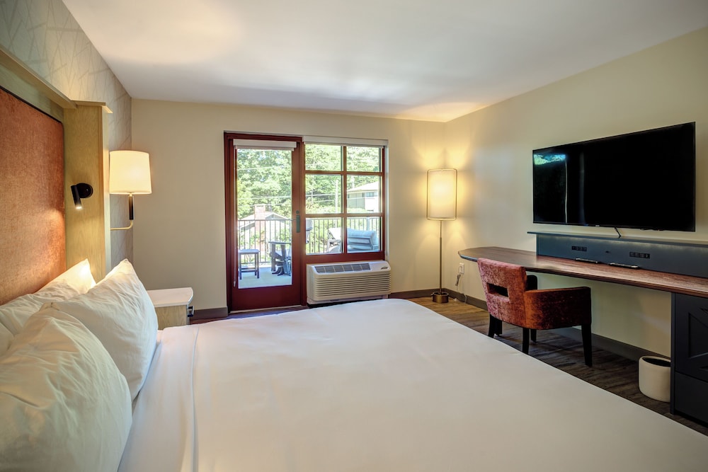 Deluxe Room, 1 King Bed, Balcony, City View