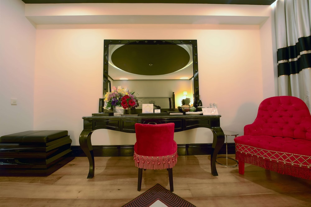 Deluxe Room thumbnail 6