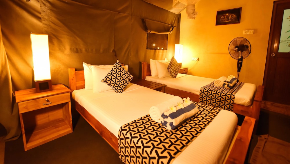 Deluxe Tent, 1 Double Bed, River View, Lakeside photo 3