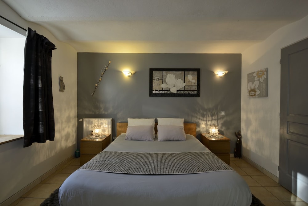 Classic Double Room, 1 Queen Bed, Private Bathroom photo 3