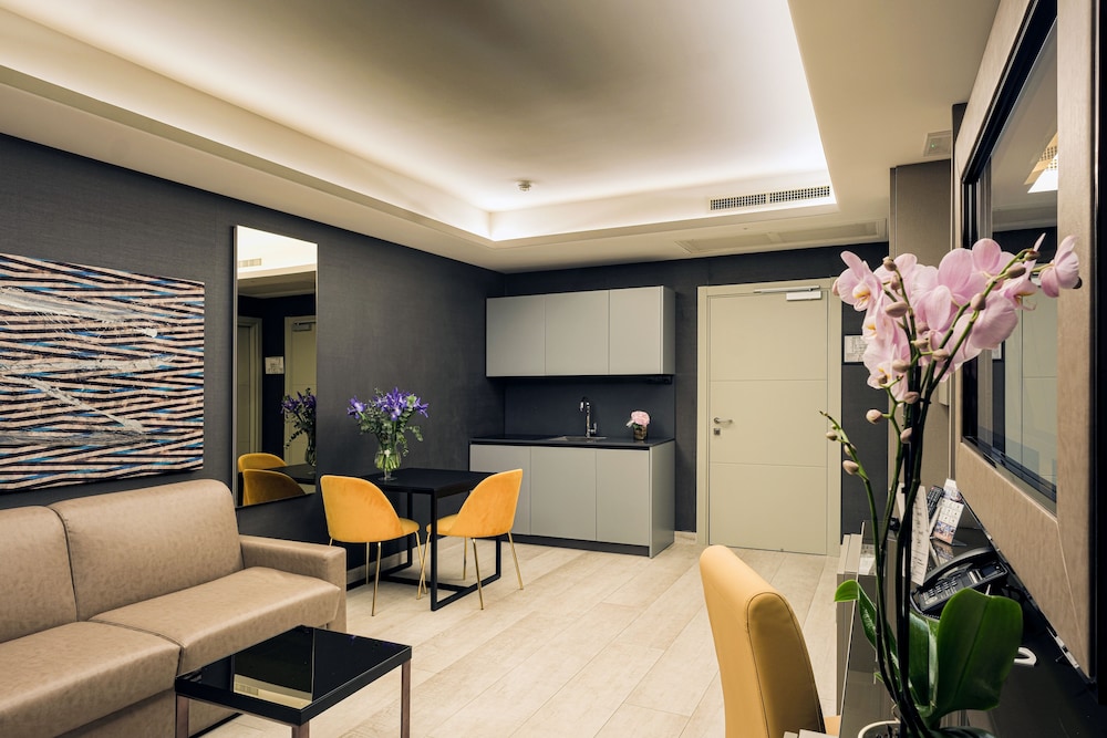 Residence - Photo 1