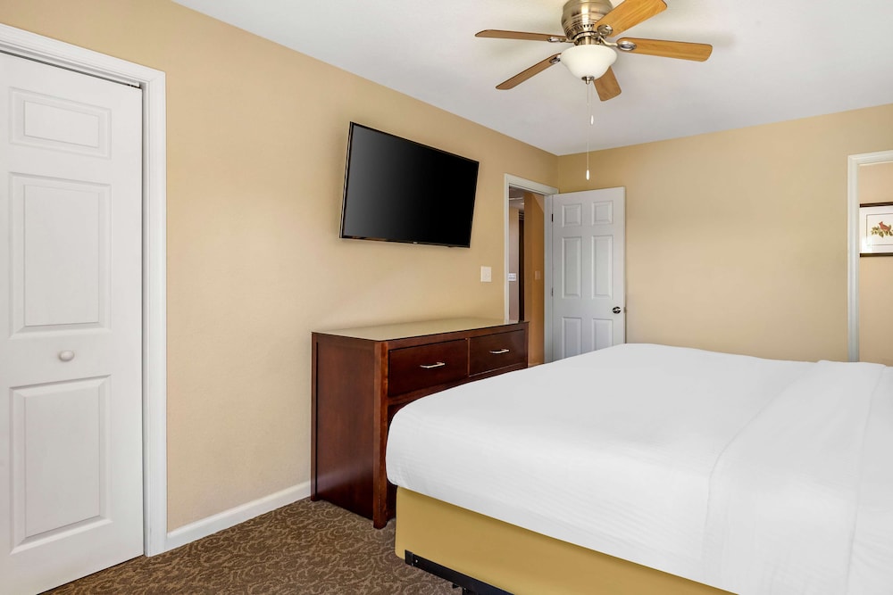 1 BEDROOM 1 KING GROUND FLOOR SUITE W/ SOFABD - Photo 3
